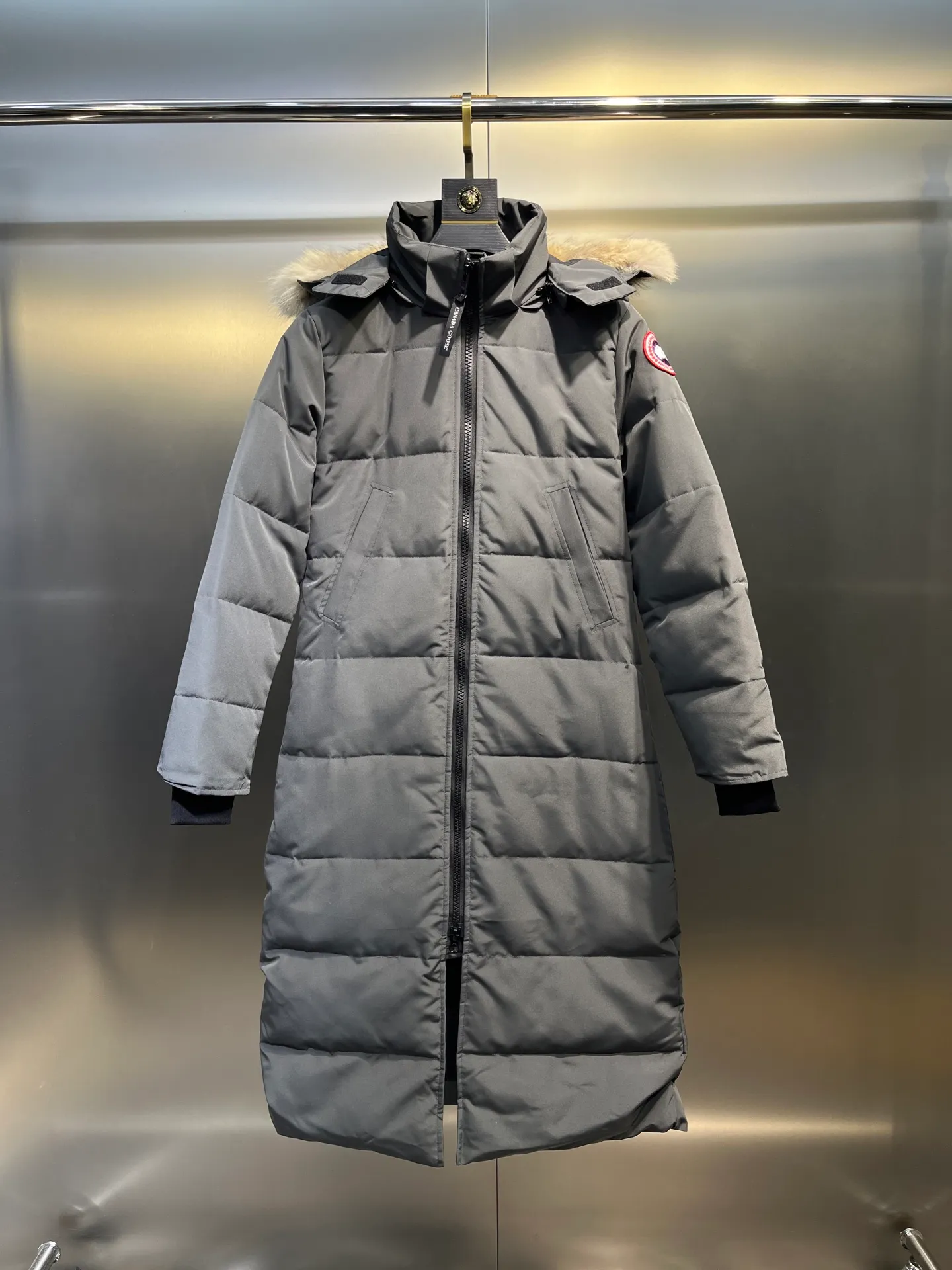 P860 graphite gray) CANADA GOOSE parka 22 styles ➖ Genuine synchronous anti-counterfeiting chip sensor! ➖ Imported 21-count polyester-cotton blended original fabric [last year’s 16-count/18-count hard fabrics have been completely eliminated, this year all use 21-count genuine synchronous fabrics, the soft mid-strap feels delicate and textured], genuine synchronous Feather-Light 10D waterproof coating fabric, made of 84.5 polyester fiber and 15.5 cotton, 100% the best feel in the entire network! ➖ The genuine official website is synchronized with the national standard 80 white duck down, you can check the official website customer service, there will never be a series of misleading claims such as 90 down or goose down! ➖ Using the best nylon lining with double double-layer sealing design, velvet-proof No. 7 needle + grid-filled down ready-made garments, there is 100% no so-called velvet running! ➖ The cuffs are designed with thickened seamless threads, and the collar and pockets are lined with top-quality polar fleece to keep you warm and comfortable! ➖ Yoshida YKK provides original custom-made electroplated sliders. YKK two-way lockable zippers are tight and smooth and will not peel off paint! ➖ 3M composite guarantees that the Velcro is the same as the original, durable, and all accessories and hardware are custom-made! ➖ Imported BEHRINGER embroidery machine to customize the 10,000-needle embroidery logo, 98% of which can be reproduced to restore the original logo. You can check and compare on the official website! ➖ The fur collars are all made of large pieces of Western Canadian blue wolf hide, ensuring that each fur collar is 13-15cm wide! size：xs-xl
